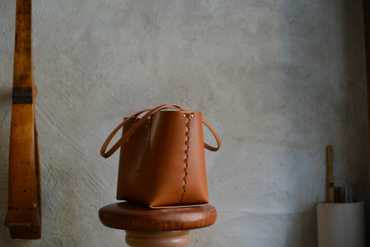 Lille flettet skuldertaske, Cognac